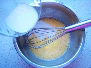 加入盐，搅打散后加入牛奶搅拌均匀。