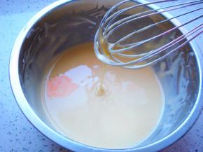 筛入低筋面粉。搅拌均匀后丝滑流下，纹路一两秒不消失就可以了。装入裱花袋剪开一个小小的口。