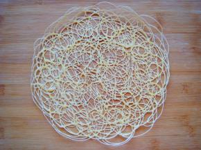 一分钟后完全凝固了取出蕾丝饼放在栈板上。