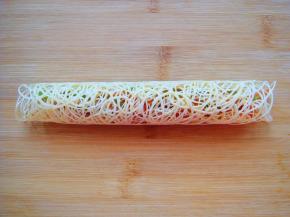 稍微按紧卷起来，切段装盘。