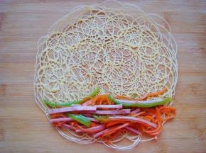 一端放上准备好的馅料。