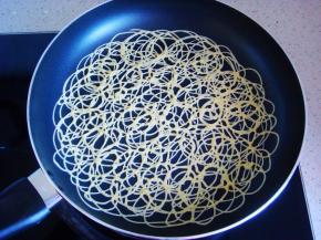 平底锅开最小火预热（不用刷油）错落着划圈挤出糊糊，尽量密一点别留太大的空隙就好。