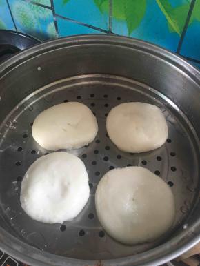 白粿放入蒸笼蒸软。上汽后约7分钟左右即可。