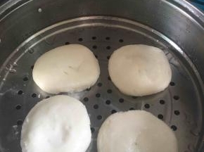 白粿放入蒸笼蒸软。上汽后约7分钟左右即可。