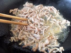 用筷子划散，炒至颜色变白，捞出备用。