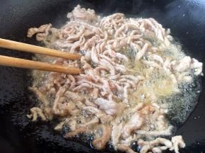用筷子划散，炒至颜色变白，捞出备用。