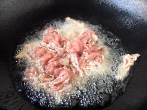 热锅放入适量的油，当油温3成热时放入猪肉丝。