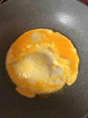 煎鸡蛋饼。