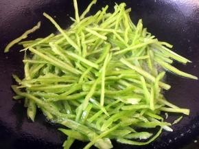 用炒肉丝剩下的油炒一下青椒丝，不要炒的时间过长，断生后立刻盛出备用。