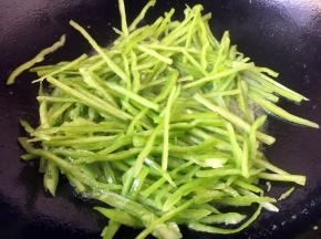 用炒肉丝剩下的油炒一下青椒丝，不要炒的时间过长，断生后立刻盛出备用。