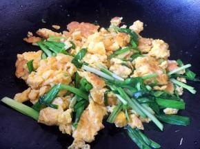 将炒好的鸡蛋和韭菜炒在一起。