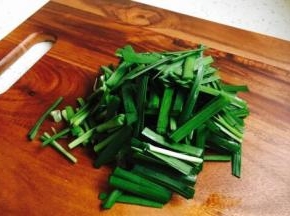把韭菜切成寸段备用。