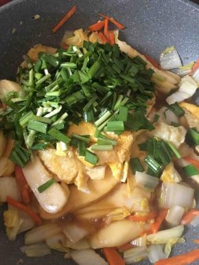 加入韭菜段和炒好的蛋碎。