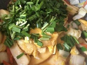 加入韭菜段和炒好的蛋碎。