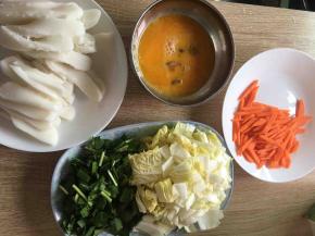 打好蛋液、娃娃菜、韭菜洗净切段，胡萝卜去皮切小条备用。