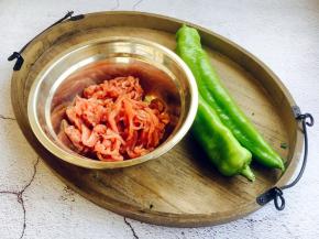 主要食材青椒与猪肉肉丝。