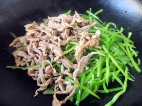 放入炒好的青椒丝和肉丝。