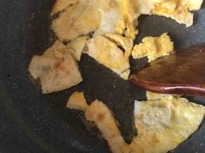 用锅铲把鸡蛋饼打碎了盛出备用。