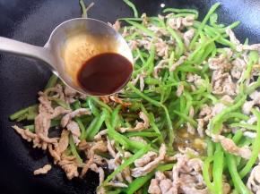 倒入提前准备好碗汁，翻炒均匀。