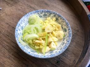 准备好佐料，葱切成葱花、姜切成姜末、蒜切成片。