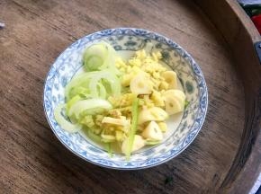 准备好佐料，葱切成葱花、姜切成姜末、蒜切成片。