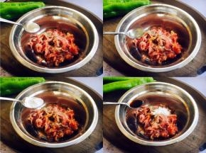 要想把肉丝炒的嫩滑，首先要把肉丝入味上浆。在肉丝里放入少许的白胡椒粉、1勺料酒、1小勺的生抽、1勺的淀粉。