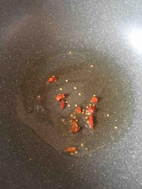 热锅入油烧热后放入干辣椒爆香。