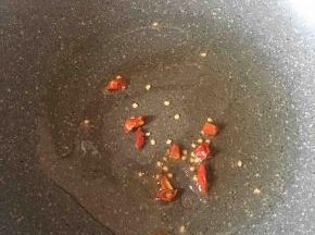 热锅入油烧热后放入干辣椒爆香。