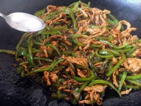 放入少许的白糖提鲜、放入1小勺的花椒油提味即可。