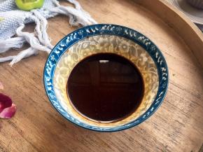 调制碗汁：放入1勺的料酒、1勺水、1勺酱油、1小勺天津甜面酱，把它们调匀备用。