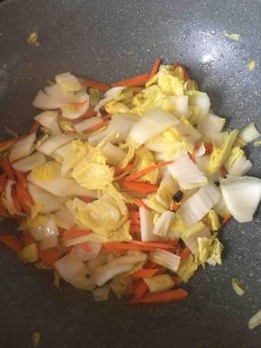 放入娃娃菜一起翻炒。