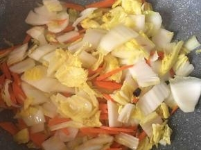 放入娃娃菜一起翻炒。