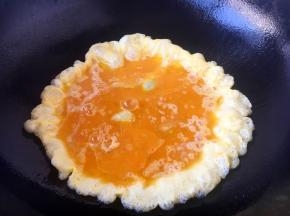 当油温七、八成热时放入鸡蛋液。