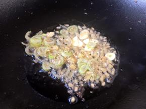 锅里留底油，放入葱姜蒜，炒出香味。