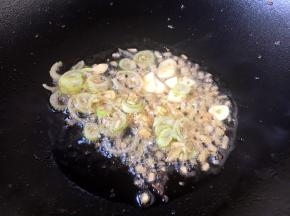 锅里留底油，放入葱姜蒜，炒出香味。