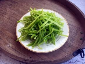 把青椒切成丝备用。