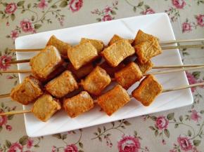 1.	把鱼豆腐串在竹签上，一串4块，