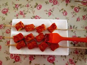 3.	再刷上辣椒酱