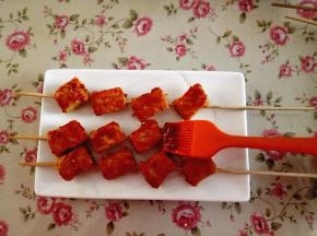 3.	再刷上辣椒酱