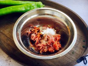 把它们抓匀，抓匀后放入1小勺的香油，再抓匀，腌制10分钟备用。