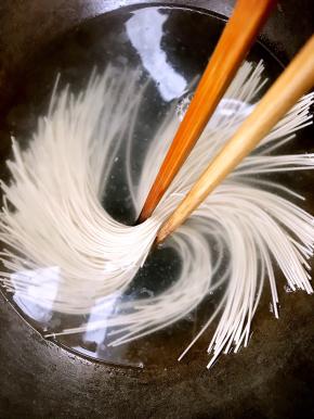用筷子顺时针摆动，别把面条搅乱了