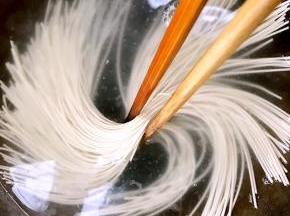 用筷子顺时针摆动，别把面条搅乱了