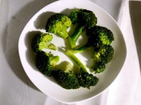 将煮熟的西兰花捞出沥水，摆入盘内