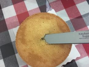 用锯齿刀从戚风蛋糕底部中间插进去，中层左右位置，然后轻轻滴转切一圈，注意一定要小心，别切坏蛋糕体，捅坏了，灌酱就会漏出来哦……