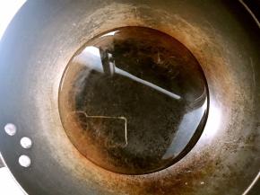 锅置火上，加入清水