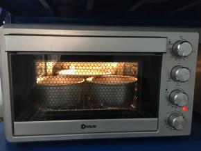 送入烤箱底层，150度50分钟，独特设计、可以同时烤1个8寸和2个6寸，而且受热均匀