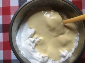 搅拌均匀后，再将蛋黄糊全部倒进蛋白里搅拌均匀