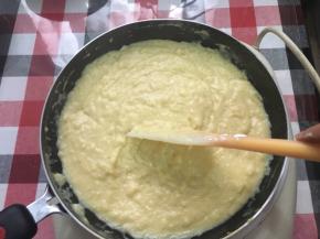 慢慢酱就会越来越粘稠，熬到酸奶状态就可以了