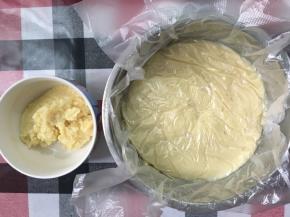 准备一张保鲜膜，将香草酱完完全全盖住，挤压出里面的空气，放凉，放凉，放凉
