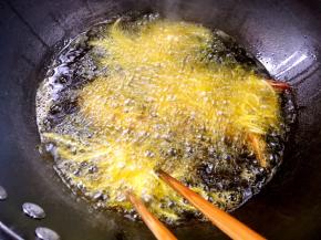 油温6成热，放入缠好面条的基围虾